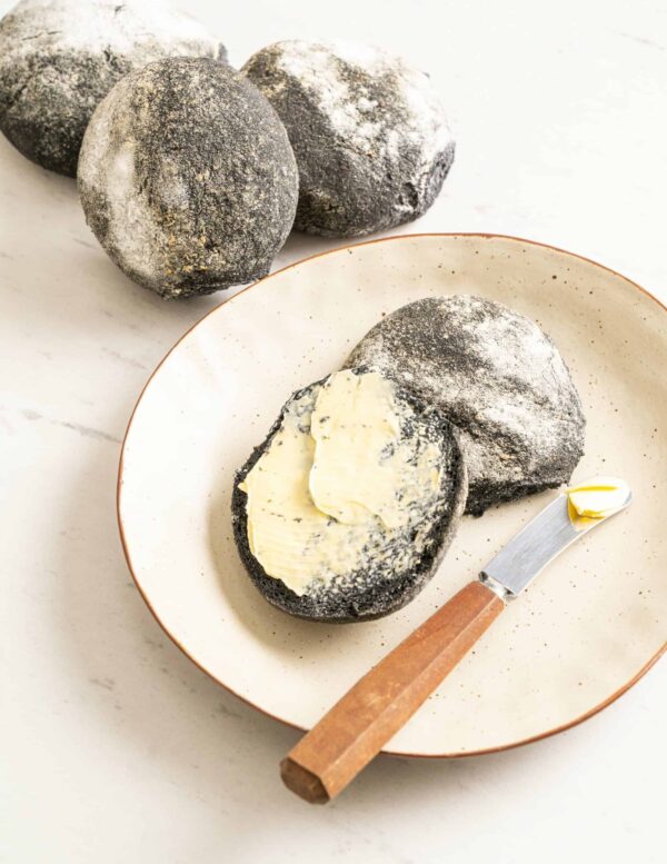 sourdough bread roll activated charcoal & turmeric 135g
